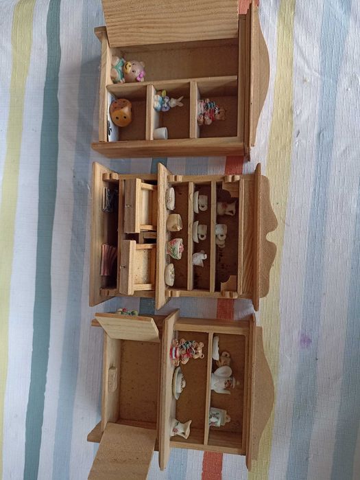 Móveis de madeira para casinha de bonecas