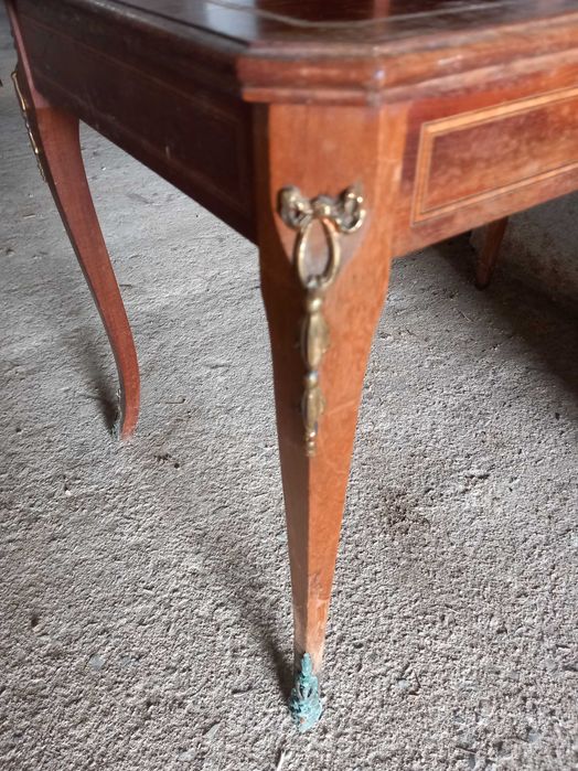 Mesa Luís XV, pernas cabriolé, rede latão, sec XIX