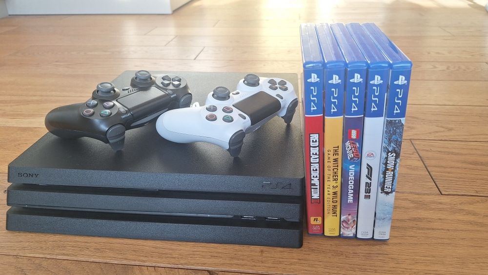 Ps 4 pro + 2 pady + 5 gier