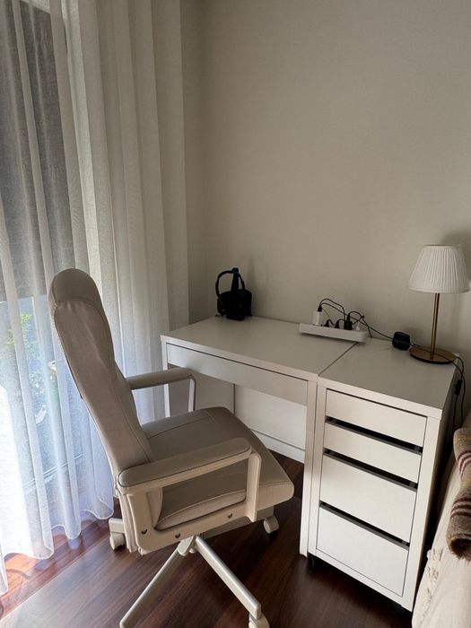 Conjunto de escritório branco com cadeira