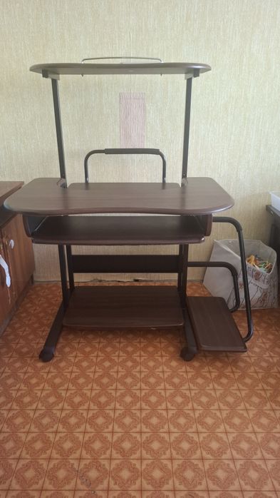 комп'ютерний стіл