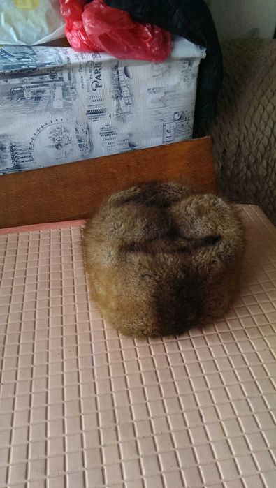 Зимняя меховая шапка-выполненная из коричневого натурального меха