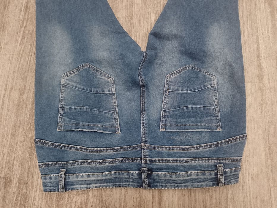 Sprzedam damskie spodnie jeansowe rozmiar XL.