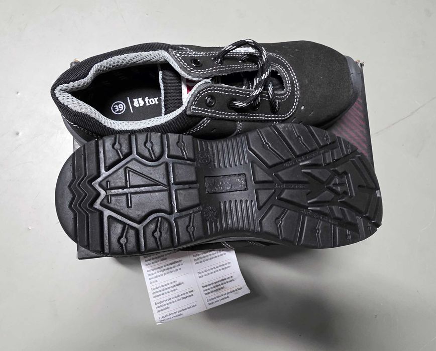 Sapatos de segurança com biqueira de aço, para homem.