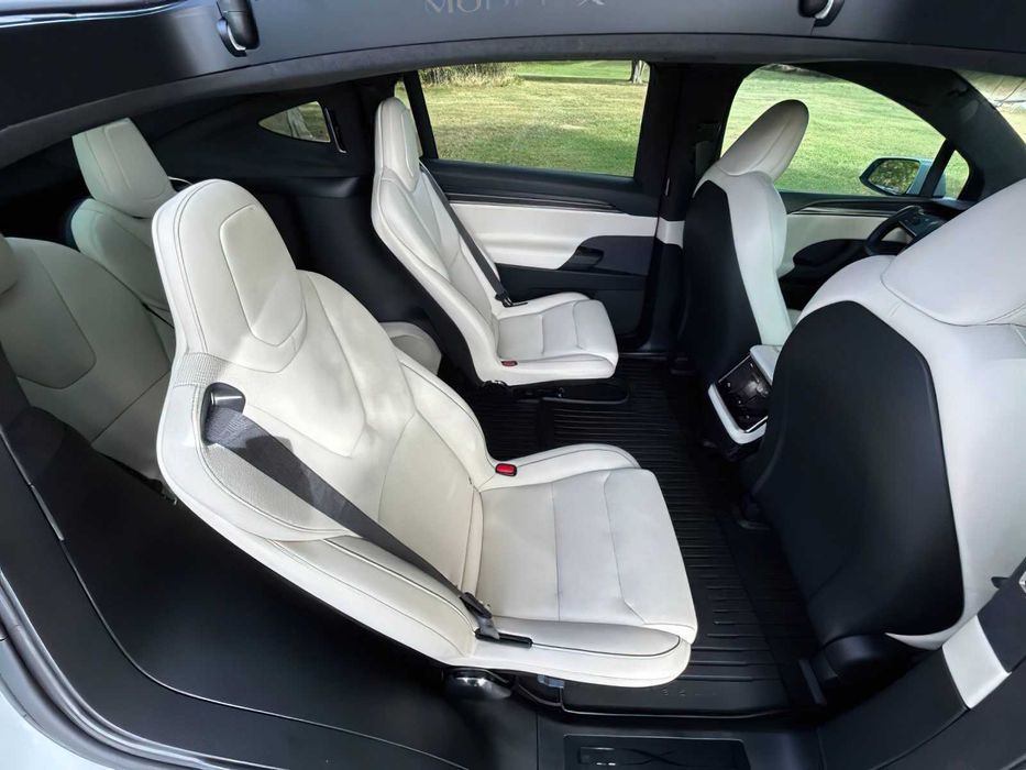 Tesla Model X Plaid      2022