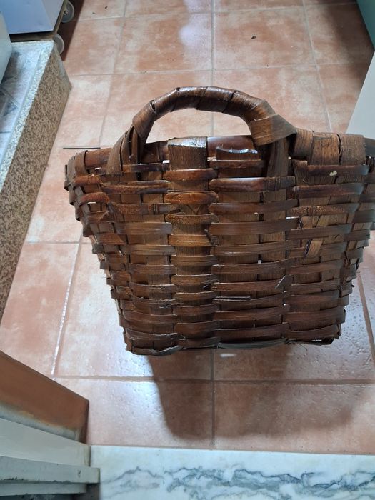 Cesto em madeira de castanho com 50 de largura