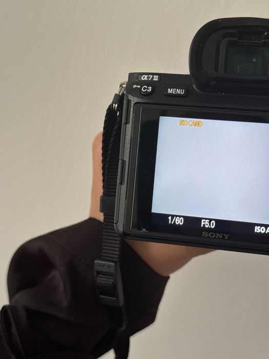Продаю Sony A7 III + об’єктив Sony FE 28–70mm f/3.5–5.6 OSS.