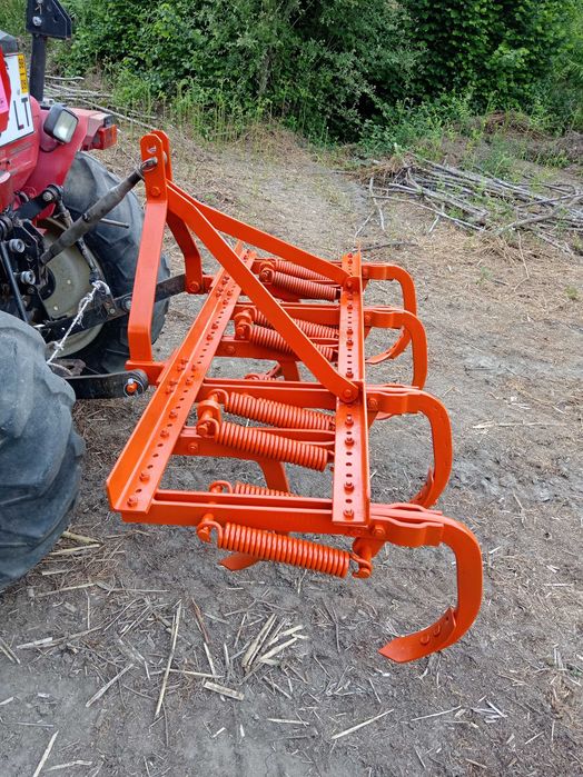 Trator com alfaias e reboque