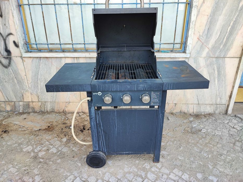 Churrasco a gás, com rodas e muito pratico