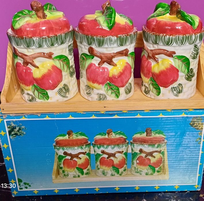 Набір ємностей для сипучих на деревяній підставці