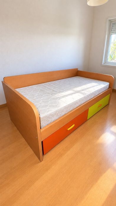 cama de solteiro com gavetões, ideal para um quarto infantil ou juvenil.