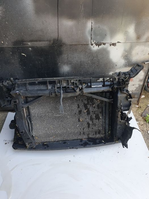 Передній пас радіатори  Audi A3 1.6 дизель