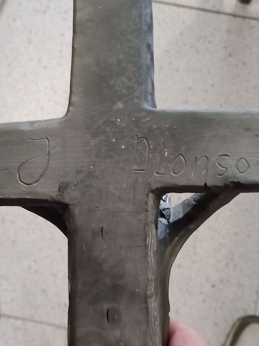 Crucifixo do escultor Júlio Alonso em barro preto de Bisalhães