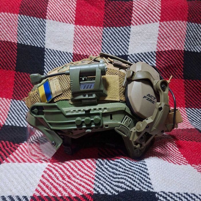 Каска + кавер + навушники+ захисне скло +ліхтар