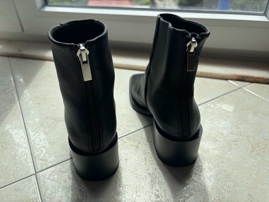 Vendo botas pretas de pele sintética