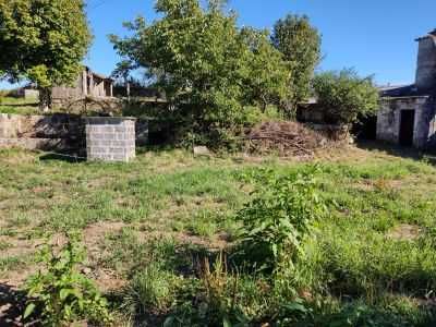 Casa junto à igreja de Silveiros