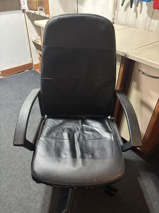 Fotel obrotowy do biurka.