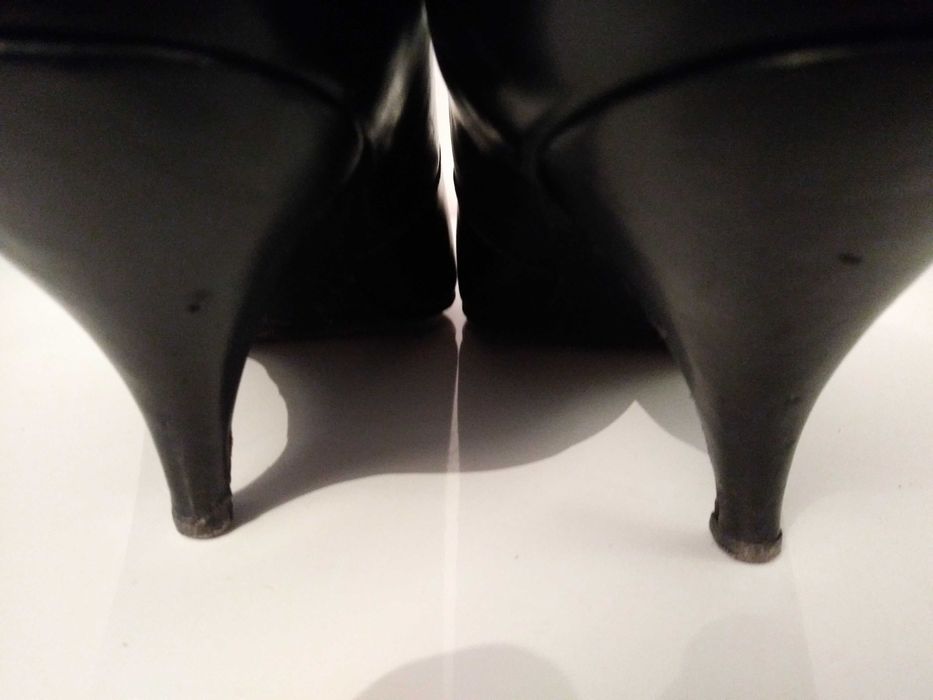 Skórzane szpilki w stylu vintage.