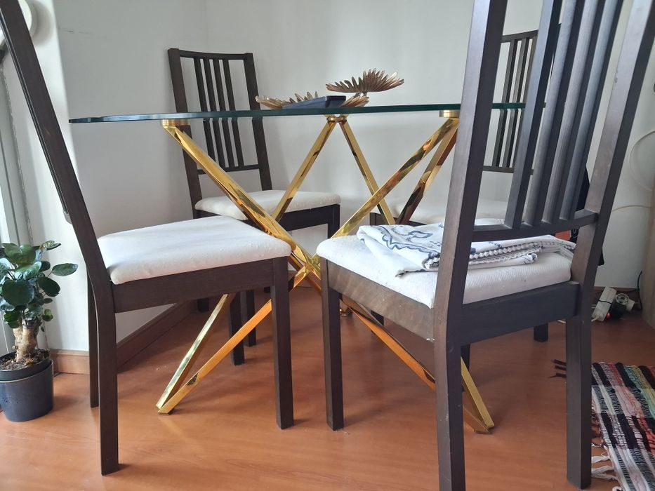 Cadeiras mt confortáveis, em madeira, foro branco, forro,lavável