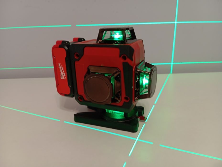 Штатив 1м. Лазерний рівень Milwaukee 4D. 2 АКБ. Кейс. Лазерный уровень