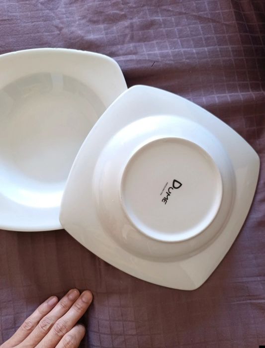 Pratos de sopa brancos