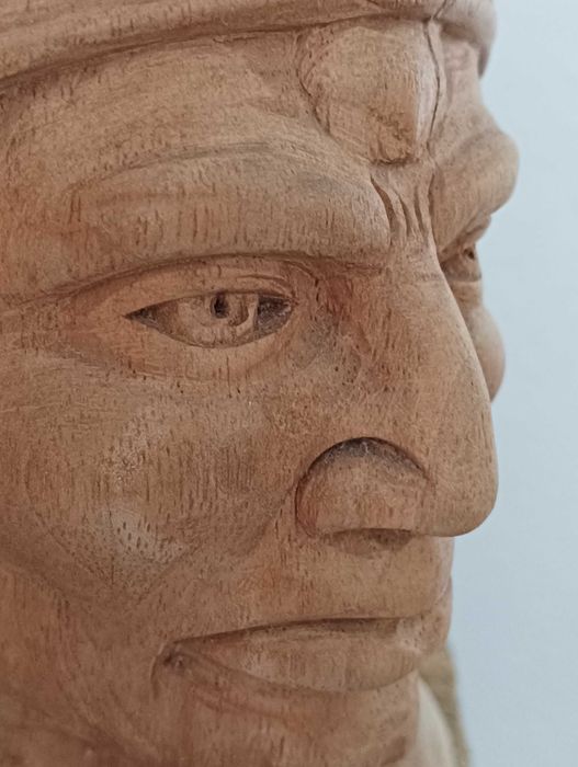 Busto de indígena esculpido em madeira