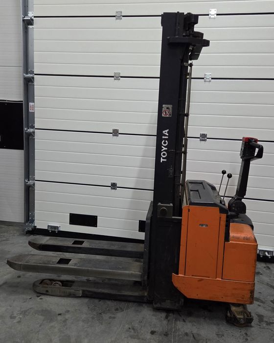 Wózek widłowy sztaplarka paleciak elektryczny Toyota 4,8m 1,6T triplex