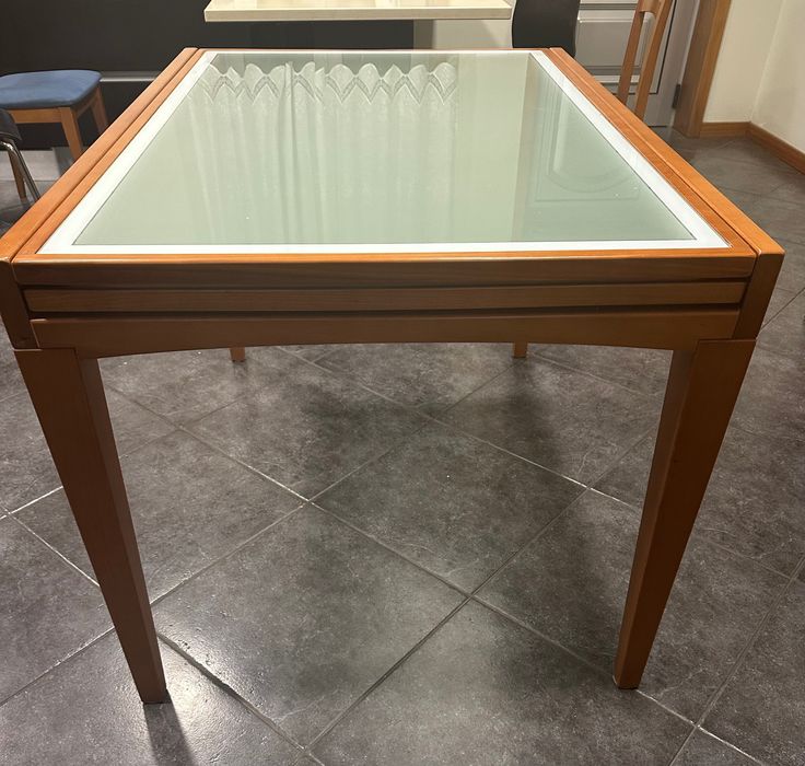 Mesa extensível com tampo em vidro