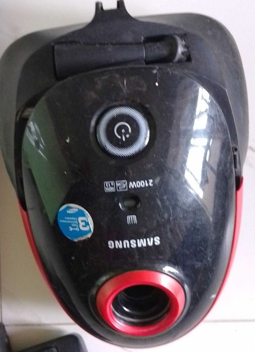 Пилосос Samsung 2100W,  гучно шумить