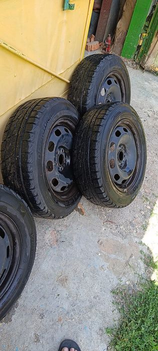Продам комплект шин приміорі