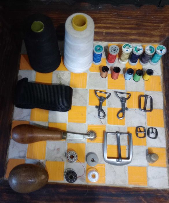 Lote de artigos de costura, formado por 26 peças - Ver descrição