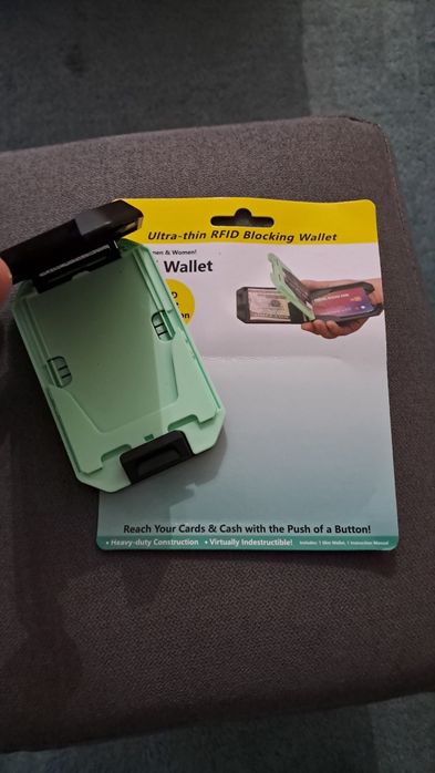 Carteira com sistema RFID ,de cartões e notas.