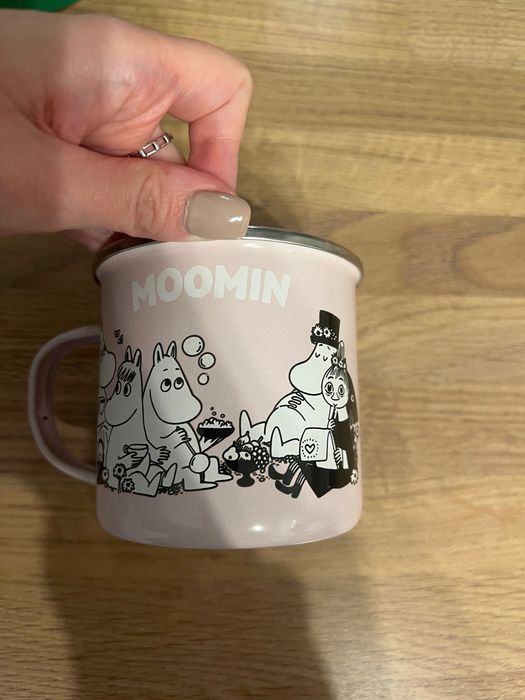 Kubek Muminki i metalowa taca z lawendowym wzorem