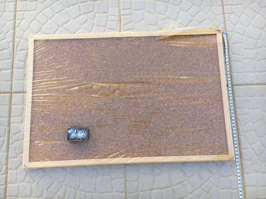 Quadro de cortiça e conjunto de pioneses