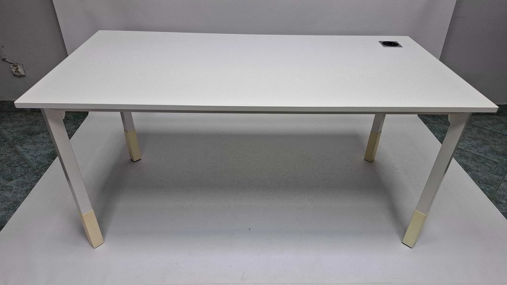 Biurko proste Kinnarps 160x80 białe z gniazdem elektrycznym