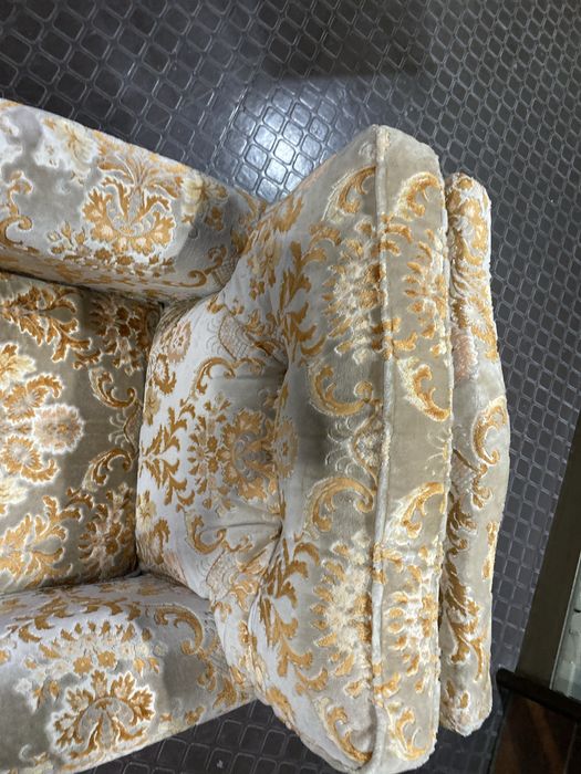 Sofa em veludo brocado