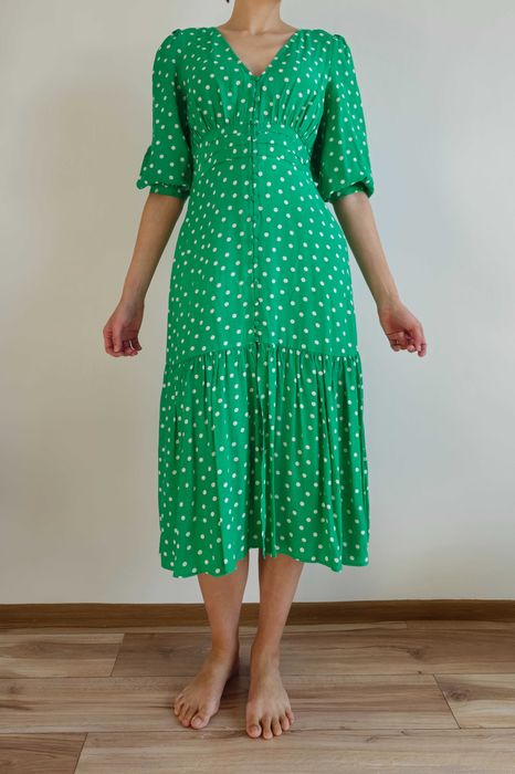 Zielona sukienka midi w grozki / kropki