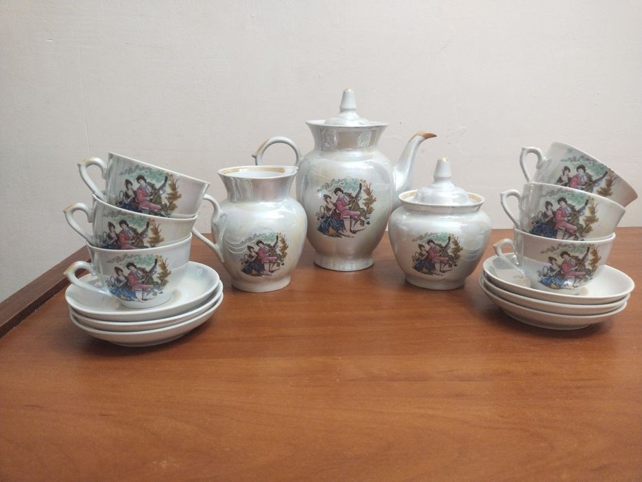 Чайний і кавовий сервізи,тарілки