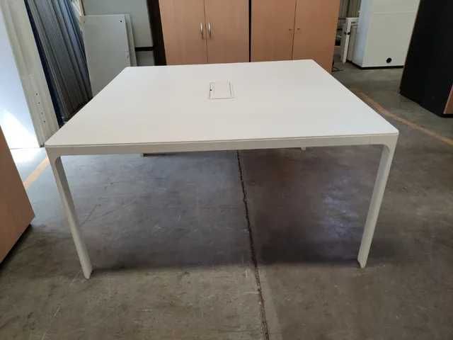 multipuesto marca IKEA modelo Bekant