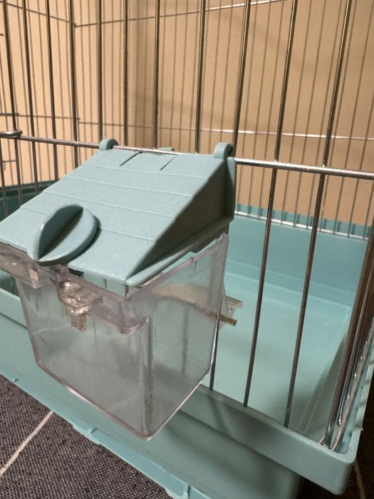 Простора клітка для папужки