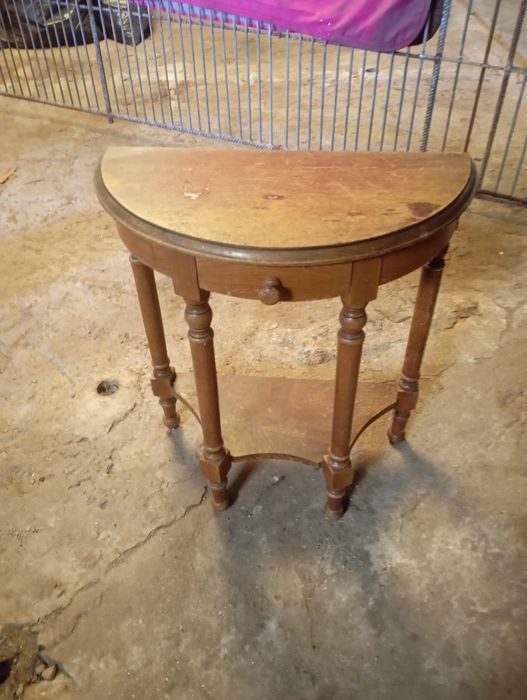 Vendo esta mesa muita bonita bom estado