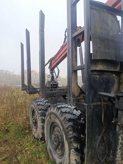 Урал лісовоз з маніпулятором