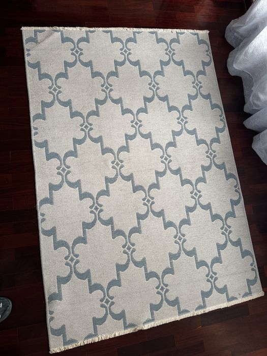 Tapete reversível azul e branco