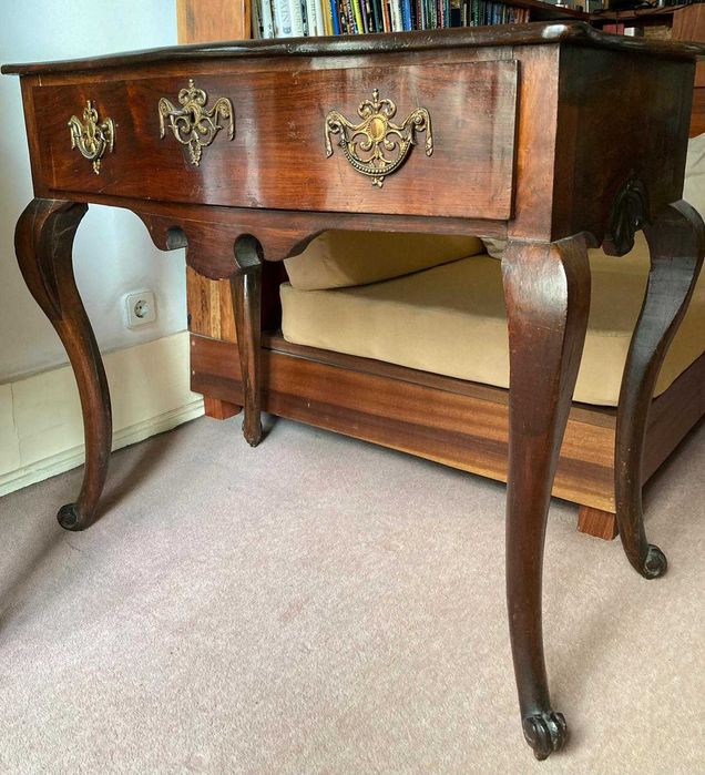 Mesa de encostar D. José em pau-santo.