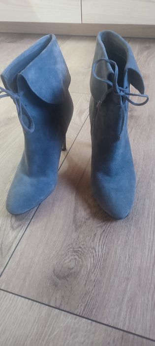 Zamszowe botki Guess