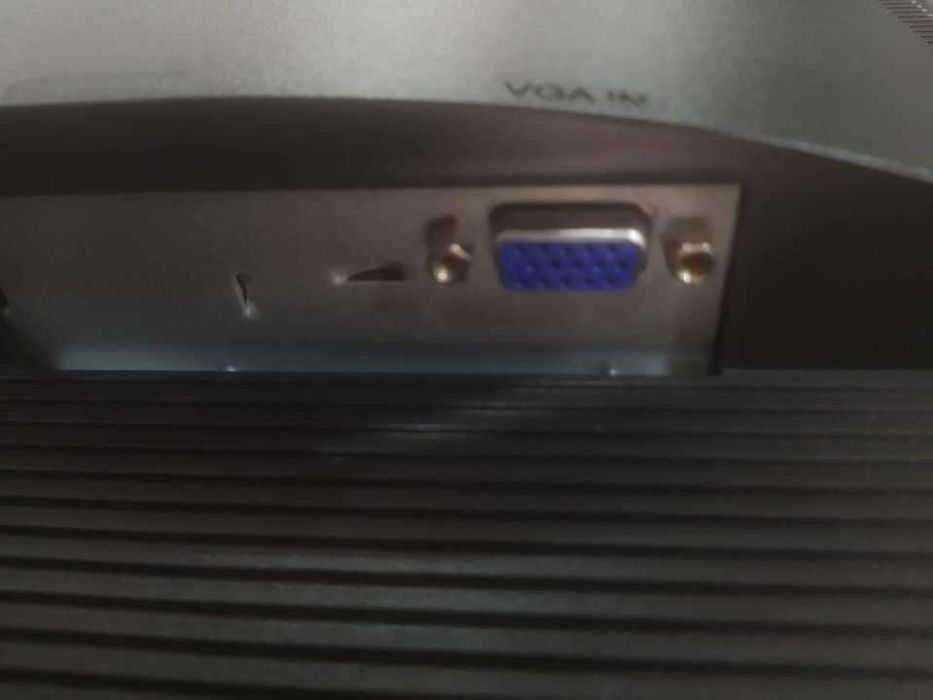 1 Ecrã/monitor e teclados