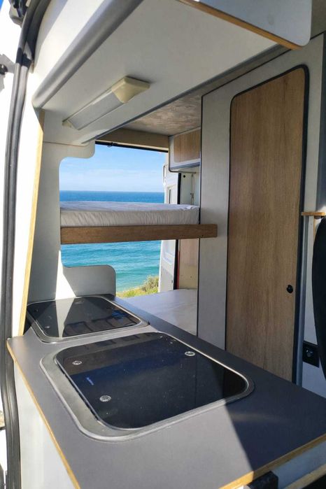 Campervan moderna e compacta e bem equipada – liberdade total para 4 pessoas