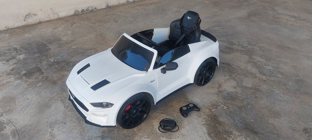 Carro a bateria / eletrico para criança com comando