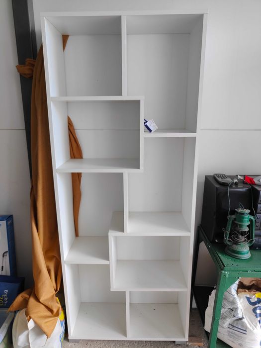 Regał biały asymetryczny nowoczesny półka na książki design