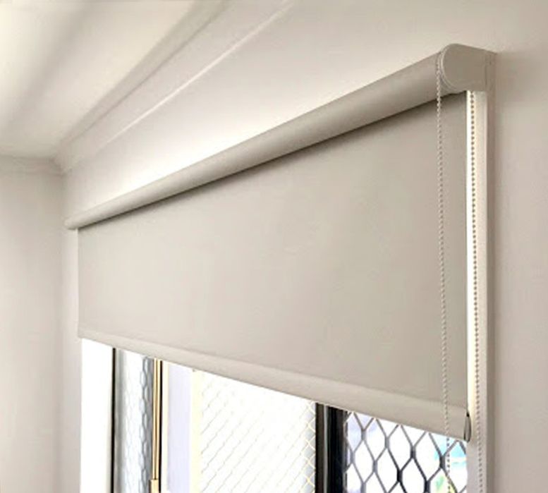 Cortinas, estores e calhas à medida